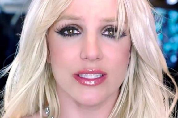 Britney Spears in un frame del video Hold it against me