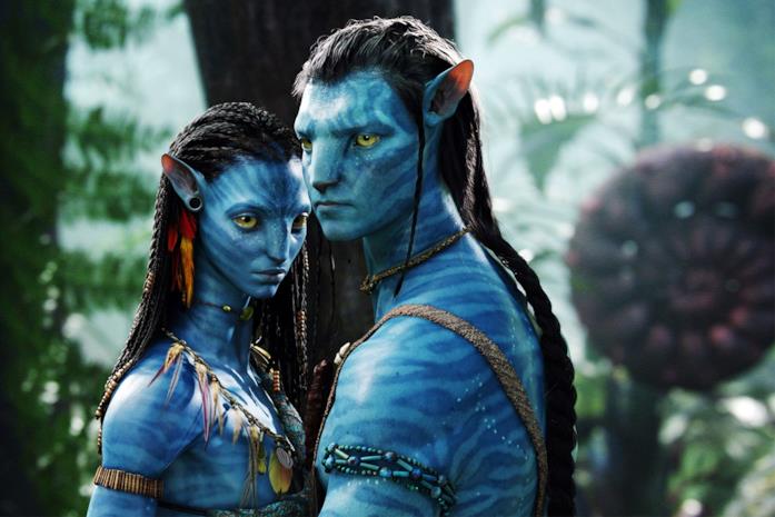 I protagonisti di Avatar in posa pensierosa
