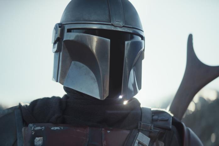 Un primo piano del mandaloriano nella serie The Mandalorian