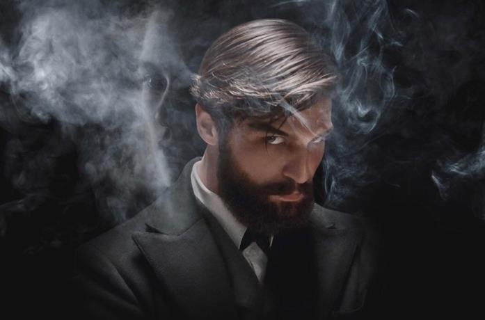 L'attore Robert Finster è Freud circondato dal fumo di sigaro