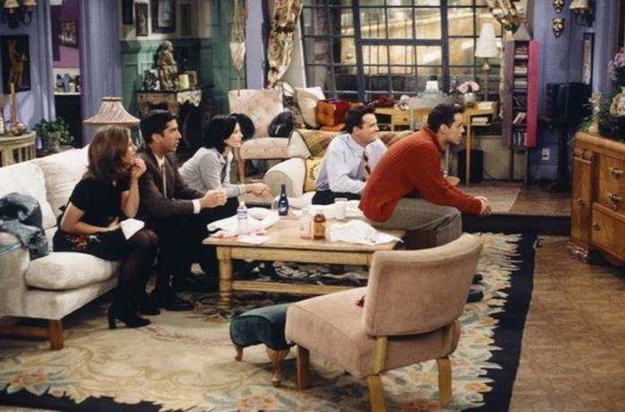 Friends, l'appartamento di Monica e Rachel Il cast di Friends guarda la TV