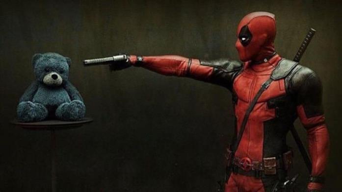 Deadpool (Ryan Reynolds) tiene sotto tiro un orsetto di peluche