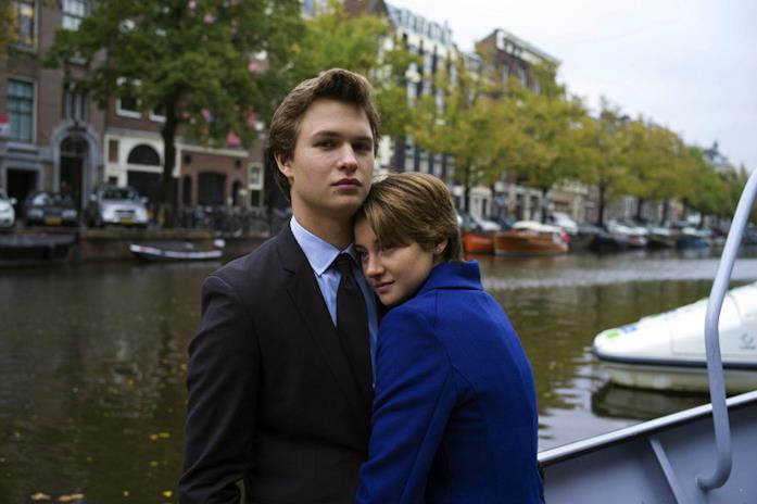Colpa delle stelle Hazel abbraccia Gus ad Amsterdam