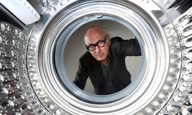 Michael Nyman si affaccia nell'oblò della lavatrice in uno scatto di Matt Alexander