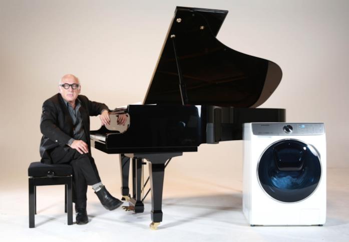 Michael Nyman nella locandina del film Michael Nyman al pianoforte nella locandina del film Washing Machine – The Movie