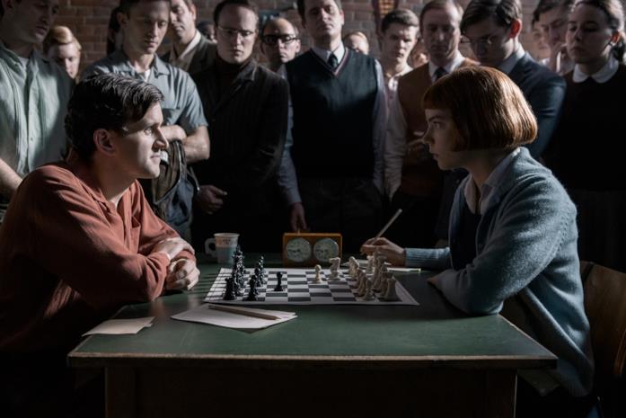 Harry Beltik e Beth Harmon si sfidano in una scena de La regina degli scacchi Anya Taylor-Joy e Harry Melling in una scena della serie La regina degli scacchi