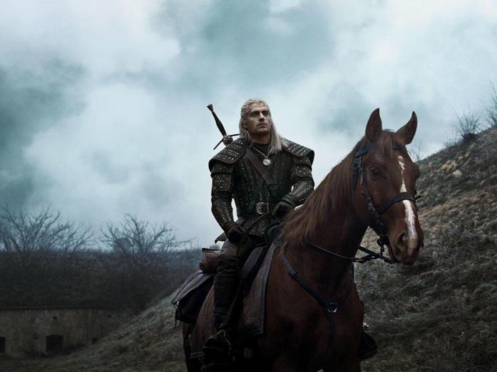 Gerlt in sella a Rutilia, in una delle prime immagini della serie tv Geralt parte in sella all'ennesima Rutilia