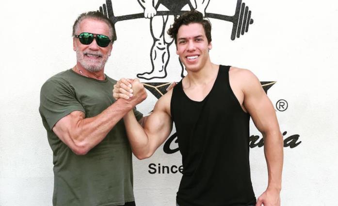 Joseph Schwarzenegger assieme al padre in una foto su Instagram