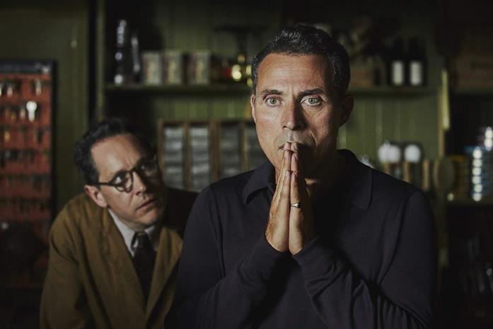 Bertie Carvel e Rufus Sewell in una scena di The Pale Horse The Pale Horse, la miniserie basata sul romanzo di Agatha Christie