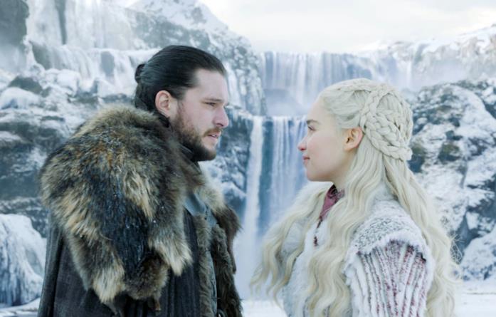 Kit Harington è l'unico candidato ai Golden Globes e i fan di Game of Thrones si sollevano sui social Kit Harington ed Emilia Clarke in Game of Thrones 8x01