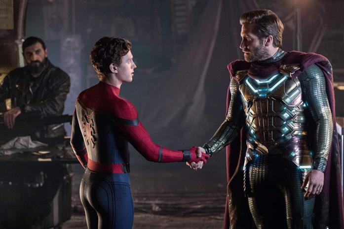 Mysterio, maestro delle illusioni Peter Parker e Quentin Beck si stringono la mano in Spider-Man: Far From Home