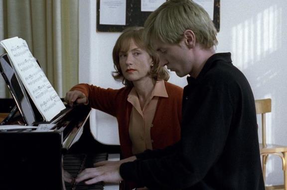 "Haneke parla pochissimo e a me piace così": Isabelle Huppert racconta come è stato girato La pianista