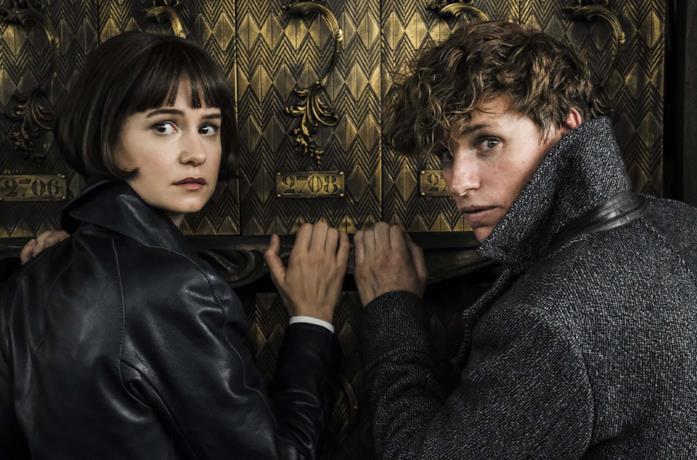 Katherine Waterston ed Eddie Redmayne in Animali fantastici: I crimini di Grindelwald