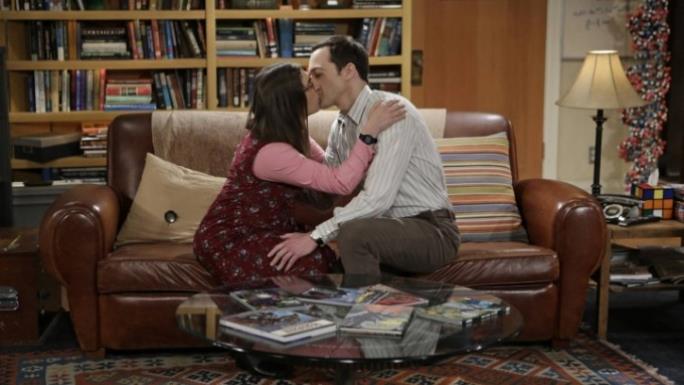 Sheldon e Amy si baciano dopo la proposta di fidanzamento del ragazzo Sheldon (Jim Parsons) e Amy (Mayim Bialik) si baciano in una scena di The Big Bang Theory