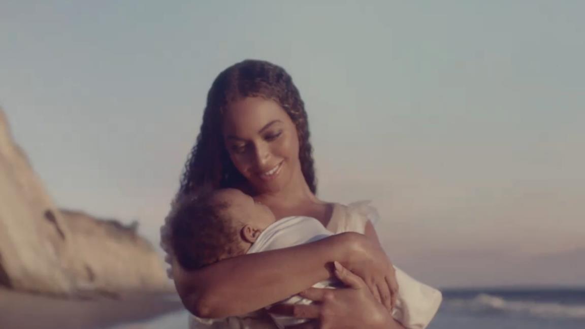 Beyoncé regge un bimbo in braccio