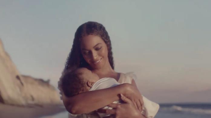 Beyoncé regge un bimbo in braccio