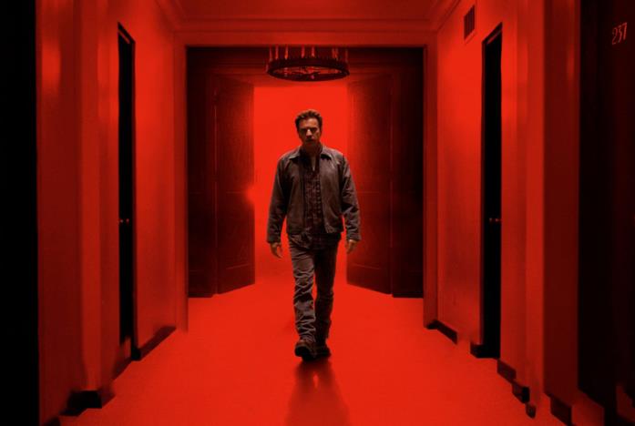 Ewan McGregor in una stanza rossa
