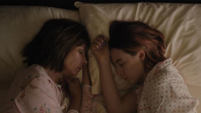 Marion e Lady Bird Marion e Lady Bird dormono in un letto una di fronte all'altra
