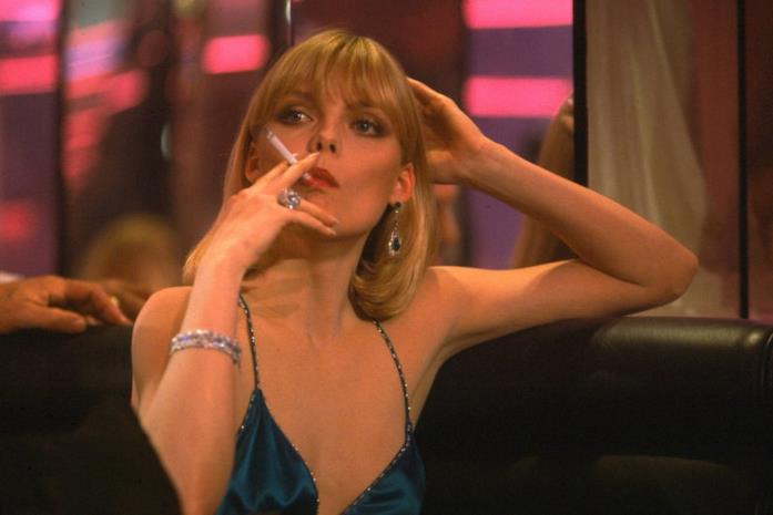 Michelle Pfeiffer nei panni di Elvira Elvira fuma una sigaretta seduta al Babylon Club