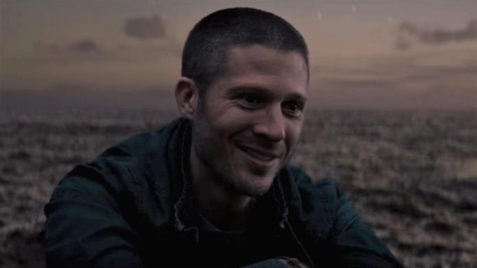 Zach Gilford in Midnight Mass Primo piano di Zach Gilford in Midnight Mass