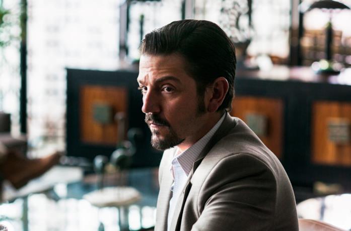 L'attore Diego Luna in una scena di Narcos: Messico