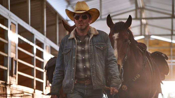 Bill Hollister, protagonista interpretato da Stephen Dorff Stephen Dorff con i cavalli in Deputy