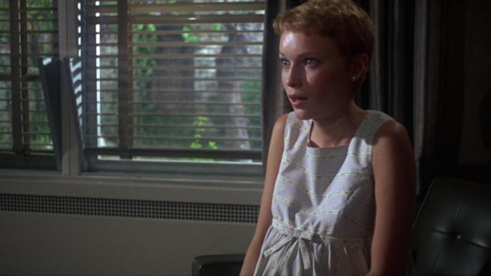 Rosemary's Baby di Roman Polanski (1968) Mia Farrow nei panni Rosemary incinta, sussulta