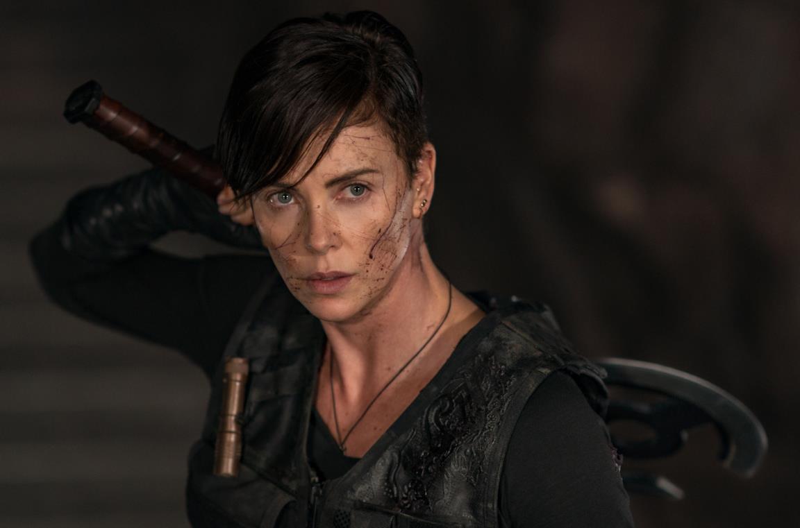 Charlize Theron armata di ascia
