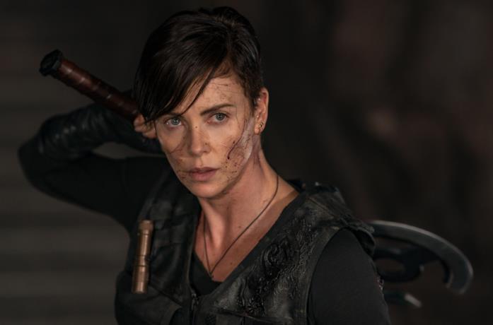 Charlize Theron armata di ascia
