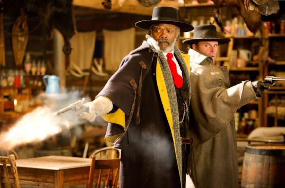 Samuel L. Jackson e Walton Goggins in una scena di The Hateful Eight