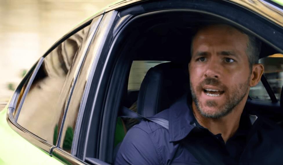 Ryan Reynolds in una scena di 6 Underground