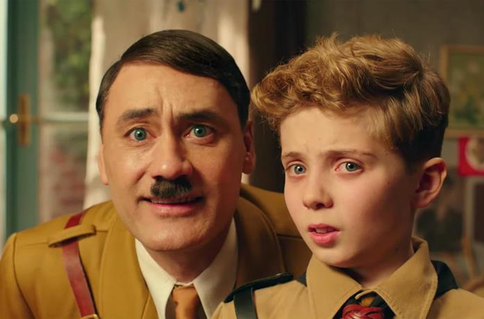 Taika Waititi nei panni di Adolf Hitler