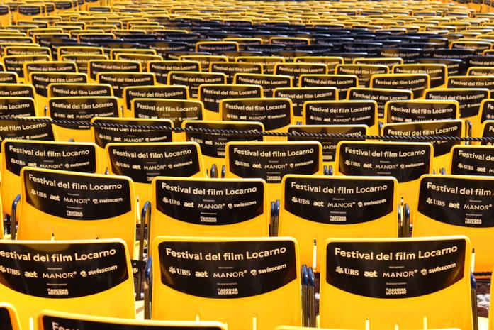 Le seggiole in Piazza Grande a Locarno Le sedie gialle del pubblico in Piazza Grande a Locarno