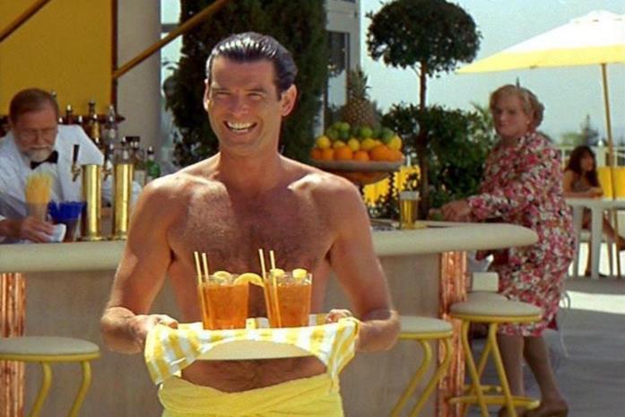 Pierce Brosnam nei panni di Stuart in Mrs. Doubtfire - Mammo per sempre Pierce Brosnam nei panni di Stuart in Mrs. Doubtfire - Mammo per sempre