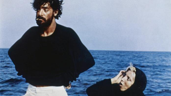 Travolti da un insolito destino nell'azzurro mare d'agosto, vacanze perverse Giancarlo Giannini e Mariangela Melato in una scena di Travolti da un insolito destino nell'azzurro mare d'agosto