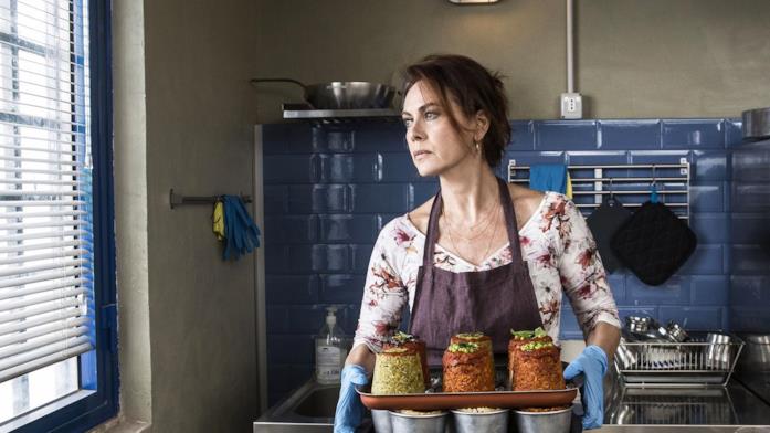 Fiction Rai aprile 2020: le novità della programmazione Una scena di Vivi e lascia vivere con Elena Sofia Ricci