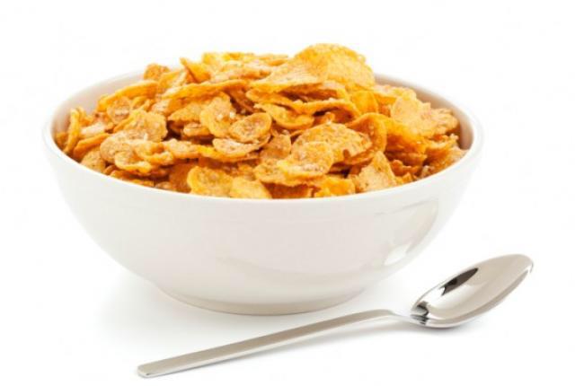 Cereali di Corn Flakes contenuti in una ciotola bianca