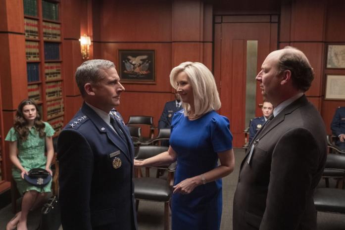 Space Force, nel cast anche una stella di Friends Steve Carell (sinistra) e Lisa Kudrow (destra) in una scena di Space Force