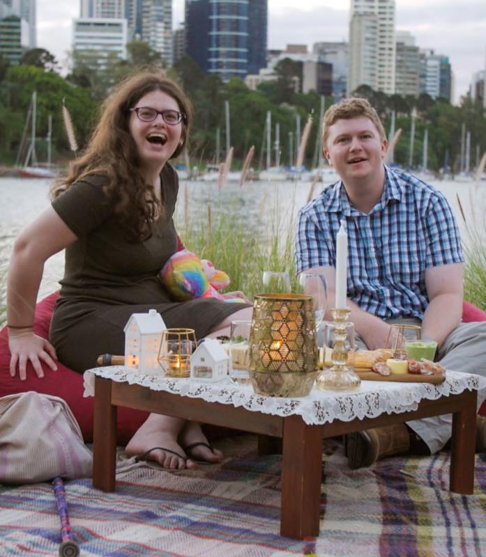 L'amore nello spettro: Ruth e Thomas Ruth e Thomas seduti a un tavolino basso pieno di candele