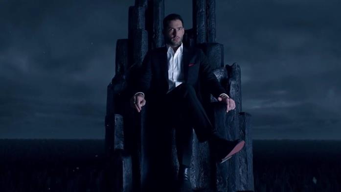 La serie TV di Sandman è in arrivo: primi dettagli Tom Ellis seduto sul suo trono in una scena della serie TV Lucifer