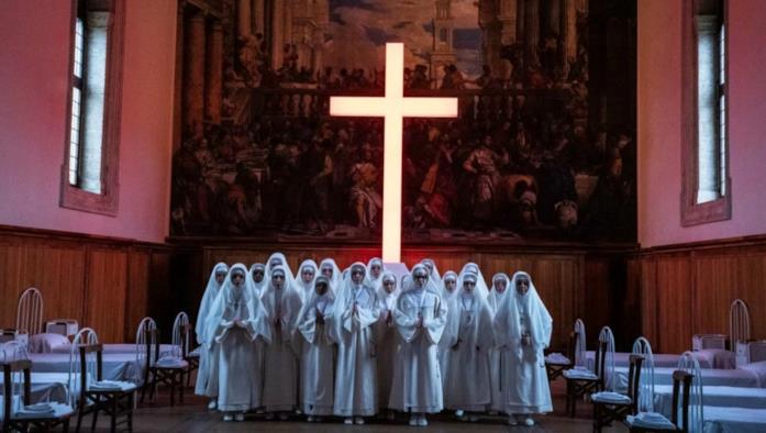 Una scena della sigla di The New Pope