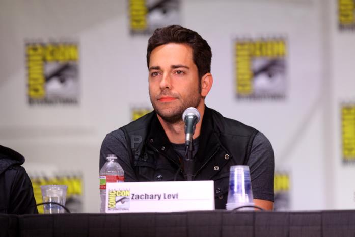 Zachary Levi durante una convention L'attore Zachary Levi durante una conferenza stampa