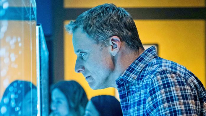 Alan Tudyk in Resident Alien Harry in Resident Alien