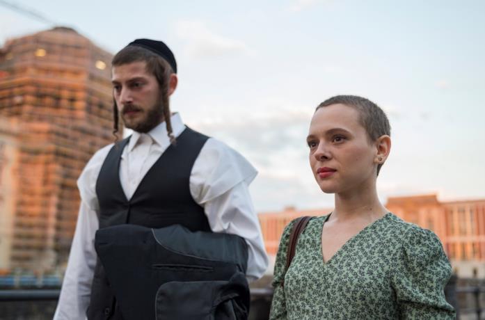 Amit Rahav e Shira Haas in una scena della mini-serie Unorthodox