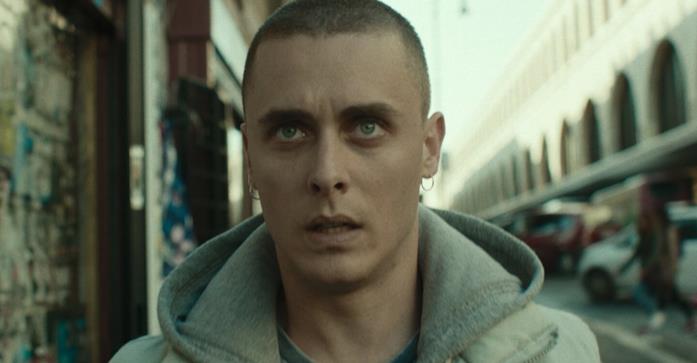 La terra dell'abbastanza: trama e finale del film di Damiano e Fabio D'Innocenzo Un primo piano di Matteo Olivetti in una scena del film La terra dell'abbastanza