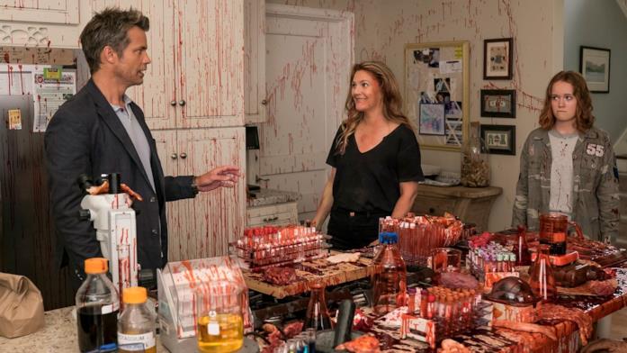 Santa Clarita Diet Joel, Sheila ed Abby in una cucina piena di sangue