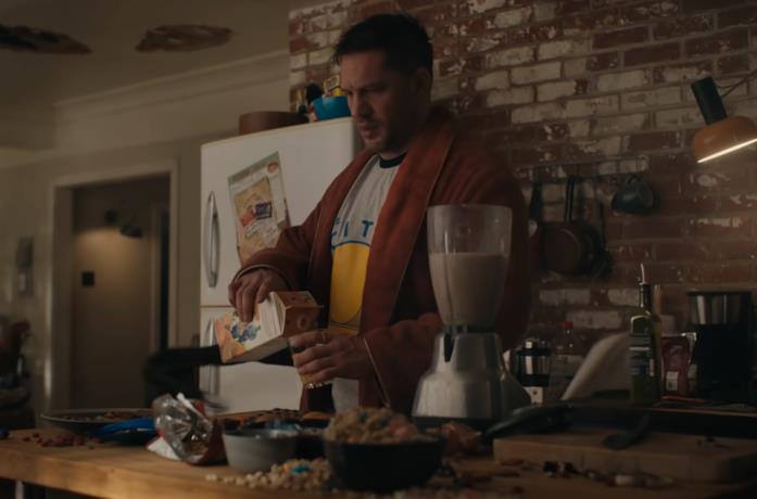 Eddie Brock (Tom Hardy) prepara la colazione in Venom La Furia di Carnage