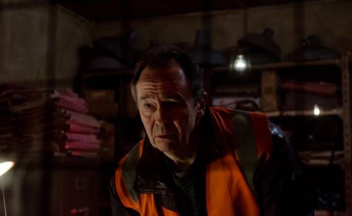 Paul Whitehouse nel ruolo del guardiano notturno Tony Matthews Tony si avventura tra i corridoi dell'ex manicomio per via di strani rumori
