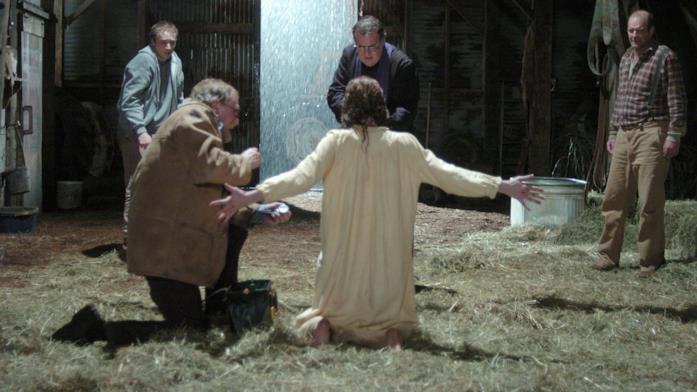 Una scena di The Exorcism of Emily Rose Scena di esorcismo nella stalla la notte di Halloween in The Exorcism of Emily Rose