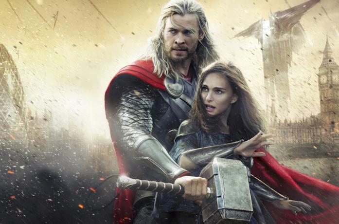 I personaggi interpretati da Chris Hemsworth e Natalie Portman in una città sotto attacco